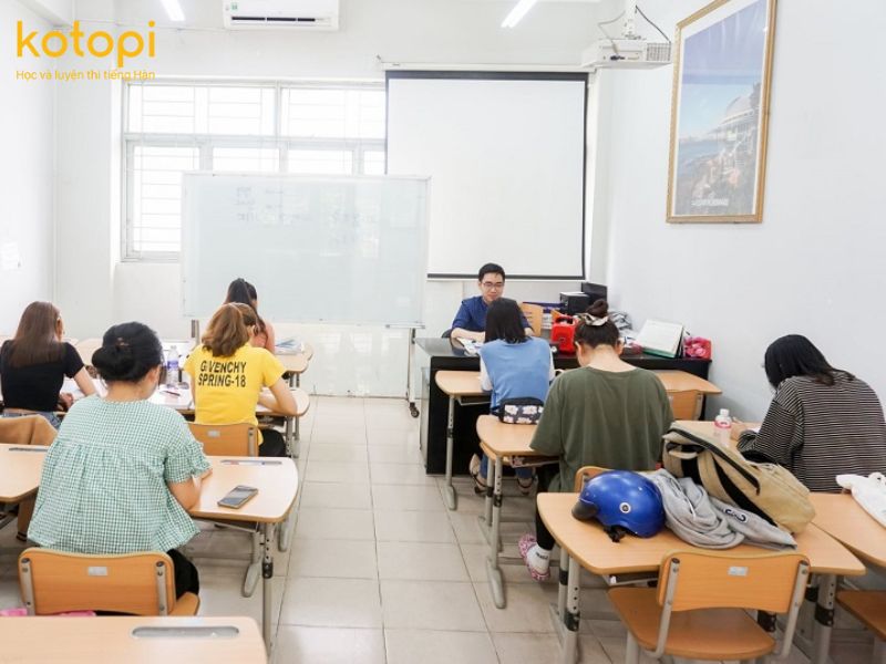 Học viên tại Kotopi cảm thấy tự tin hơn trong giao tiếp tiếng Hàn nhờ phương pháp học hiệu quả.